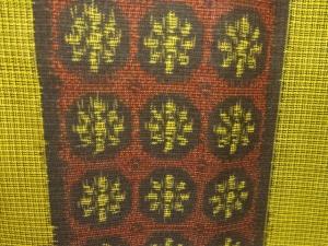 アンティーク　花模様織り出し本場村山泥大島紬着物